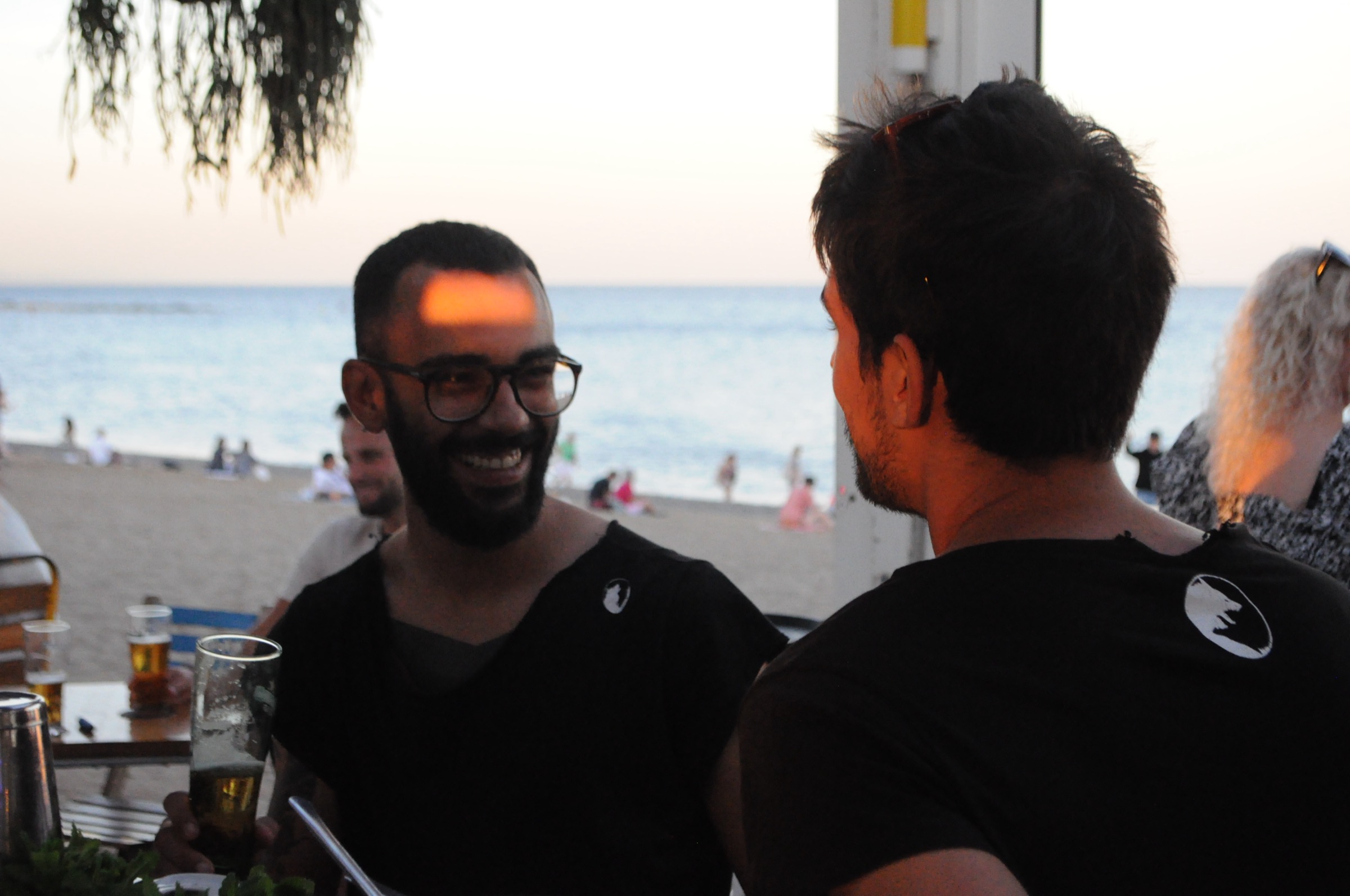 The Óvalo community at a Barcelona beach bar